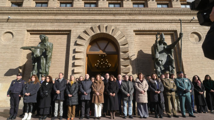 Concentración silenciosa a las puertas del Ayuntamiento de Zaragoza.