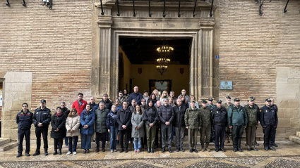 Concentración silenciosa a las puertas del Ayuntamiento de Huesca.