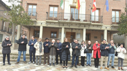 La presidenta de la Diputación de Palencia y presidenta de la Federación Regional de Municipios y Provincias de Castilla y León preside el minuto de silencio por las víctimas del accidente de tren en Córdoba