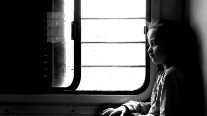 Niña viajando en tren
