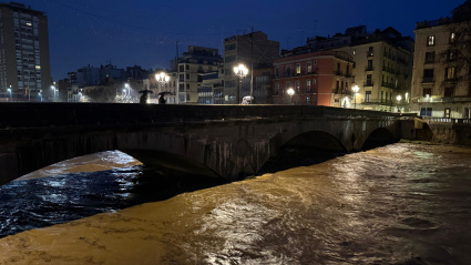 El río Daró a su paso por la Bisbal de l'Empordà presenta un caudal extraordinario de más de 500 m³ por segundo