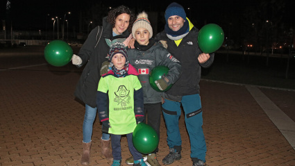 La familia de Sergio con los globos verdes que simbolizan la enfermedad