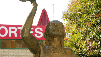 Escultura de Marta Domínguez frente al acceso principal del Pabellón Municipal de Deportes colocada por su creador, el escultor Luis Alonso, sin autorización