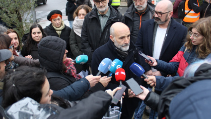 Rego atiende a los medios de comunicación en la Ronda da Muralla, donde están concentrados desde hace más de una semana los ganaderos que protestan contra el tratado