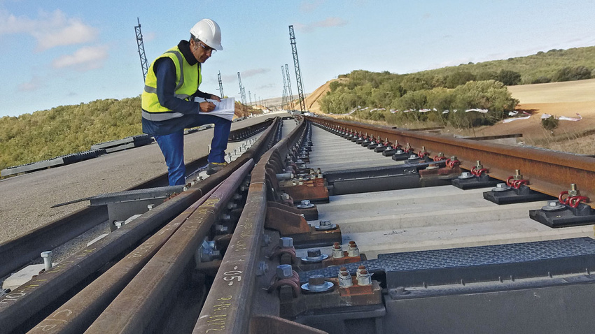 Operario revisa vías