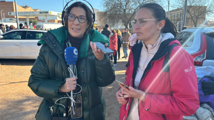 Pilar García Muliz con Yamiley, una nicaragüense que busca a su cuñado desparecido en el accidente ferroviario de Adamuz