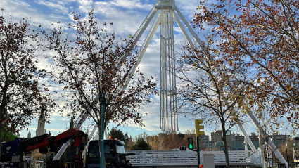 Imagen del proceso de montaje de la noria gigante de Zaragoza.
