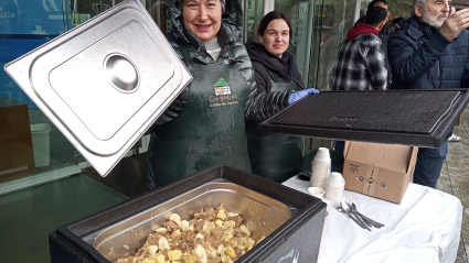Los socios de A Carqueixa repartieron carne de ternera asada con patatas a la puertas de la Xunta de Galicia
