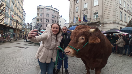 Una joven se hace un selfie con el buey que encabezó la marcha de los ganaderos