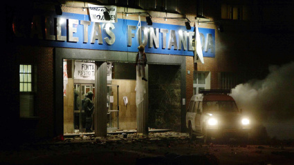 La fachada de la fábrica Fontaneda después de una batalla librada con los antidisturbios hace años