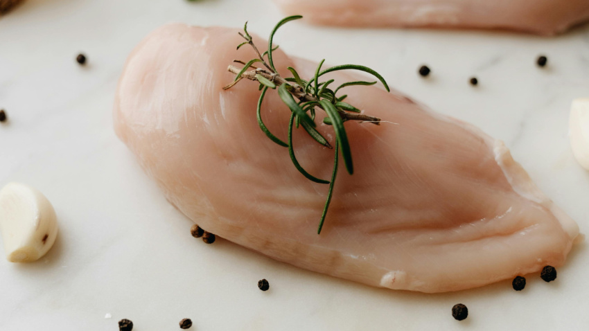 Por qué nunca debes lavar el pollo crudo antes de cocinarlo