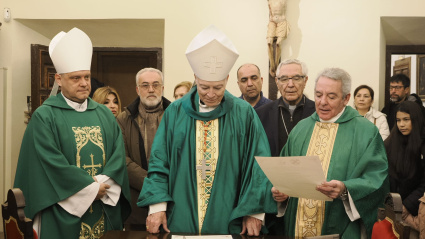 (De izda. a dcha.) Mons. Acero, Cardenal Aguiar, Mons. Sanchez Monge y Jesus Fernandez Lubiano, que da lectura al hermanamiento