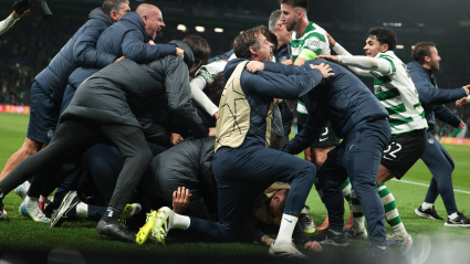 Los jugadores del Sporting de Portugal celebran su segundo gol en el Sporting de Lisboa - PSG