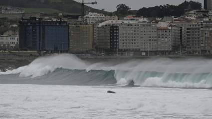 Olas en A Coruña en alerta por temporal costero en enero de 2026. Foto de Archivo