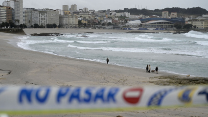 Playa acordonada en A Coruña en alerta por temporal costero en enero de 2026. Foto de Archivo