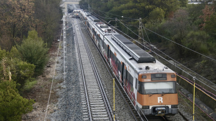 las primeras hipótesis apuntan a que el siniestro se produjo cuando cedió un muro de contención de un talud justo en el momento en que pasaba el tren