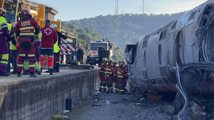 Efectivos de la Unidad Militar de Emergencias (UME), entre otros, continúan este martes los trabajos en el lugar del accidente ferroviario en Adamuz