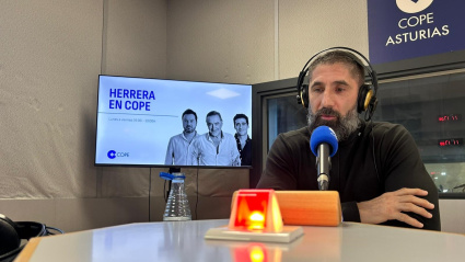 Una imagen del Inspector Pelayo Gayol en los estudios de COPE Asturias