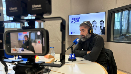 Una imagen del Inspector Pelayo Gayol en los estudios de COPE Asturias