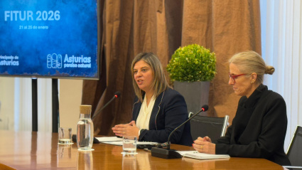 La vicepresidenta del Principado, Gimena Llamedo, y la viceconsejera de Turismo, Lara Martínez, en la presentación del stand de Asturias en FITUR 2026