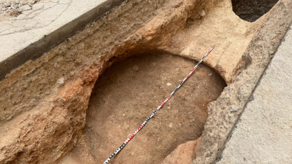 Las obras de acondicionamiento de la red de agua potable en la calle La Bassa de Gata de Gorgos han sacado a la luz diferentes estructuras de antiguas construcciones