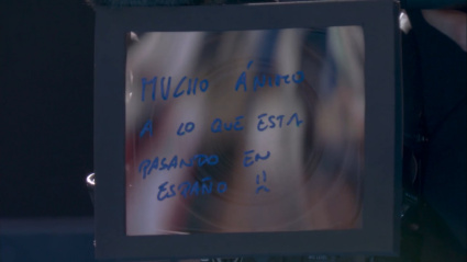 Mensaje de Carlos Alcaraz en la cámara de televisión tras su victoria con Hanfmann.