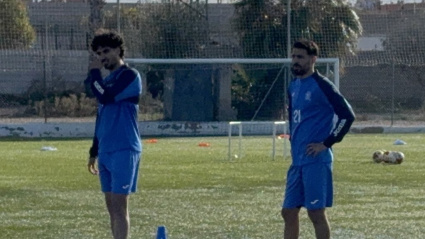 Yasser junto a Antonio Sánchez, durante la sesión de entrenamiento del Águilas FC