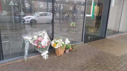 Flores en la puerta de la estación de trenes de Huelva