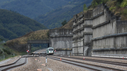 Un tren circula por la Variante de Pajares, en Lena