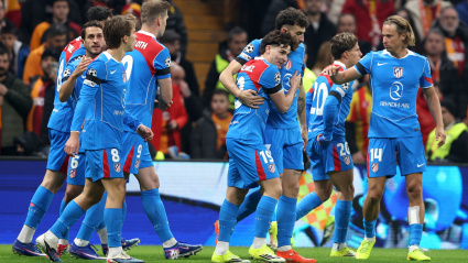 Los jugadores del Atlético celebran el gol de Giuliano ante el Galatasaray