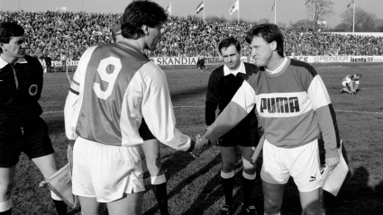 March 13, 1987 - Malm, SVERIGE - 870313 Fotboll, Cupvinnarcupen, kvartsfinal, Malmš FF - Ajax, 1-0: Lagkaptenerna Marco van Basten och Ingemar Erlandsson hŠlsar pŒ varandra innan matchen..© Bildbyran - 10361 (Credit Image: © Bildbyran via ZUMA Wire)