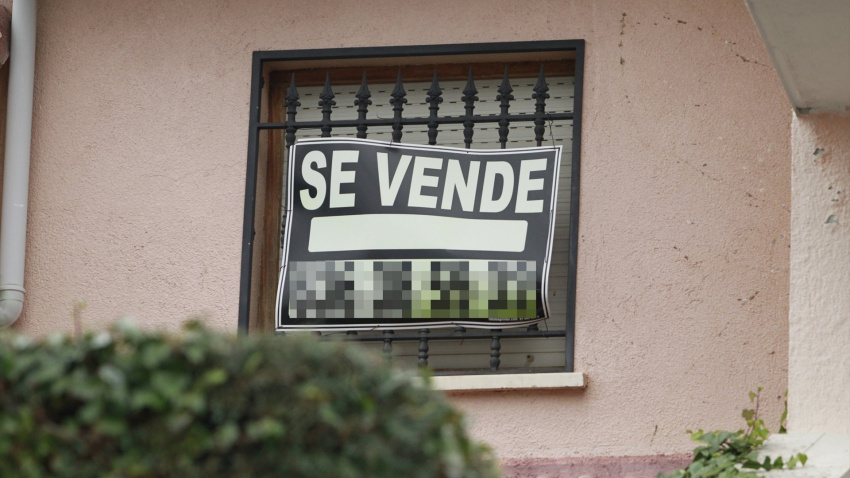 Un cartel de se vende en una vivienda en España