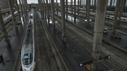 Vista de los andenes de Alta Velocidad en la madrileña estación de Atocha