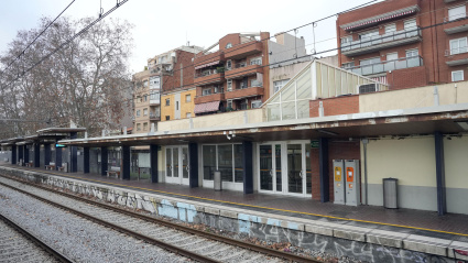 Aspecto de la Estación de Sant Adrià este miércoles cuando Adif mantiene suspendida la circulación ferroviaria en el ámbito de Rodalies en toda Cataluña tras el accidente mortal