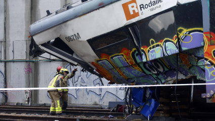 Varios bomberos trabajan en la zona cero del accidente de tren ocurrido en Gelida (Barcelona)