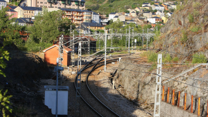 Salida de la estación de tren de Torre del Bierzo (León), donde anteriormente se encontraba un túnel, lugar en el que se produjo el accidente de tren en 1944 en la que murieron entre 500 y 800 personas