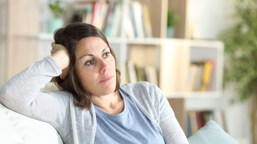 Mujer pensando en un sofá