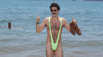 Sacha Baron Cohen posa como Borat en la playa de Cannes antes del Festival de Cine.