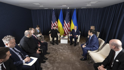 Una foto proporcionada por el Servicio de Prensa Presidencial de Ucrania muestra al presidente de Ucrania, Volodymyr Zelensky (centro-izquierda), con el presidente de Estados Unidos, Donald Trump (centro-derecha), durante su reunión al margen de la 56.ª reunión anual del Foro Económico Mundial (FEM), en Davos.