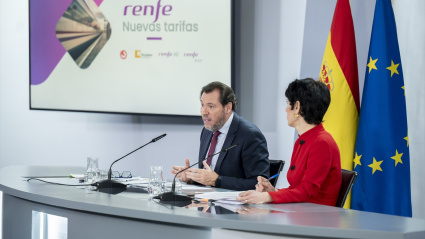 El ministro de Transportes y Movilidad Sostenible, Óscar Puente, y la ministra de Seguridad Social, Inclusión y Migraciones y nueva portavoz del Gobierno, Elma Saiz