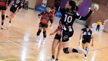 Sole López ejecuta un lanzamiento