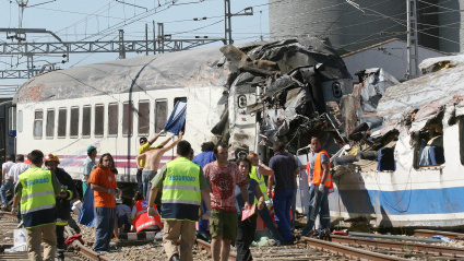 Efectivos de los Servicios de Emergencias atienden sobre las vías del tren a los heridos tras el descarrilamiento en Villada