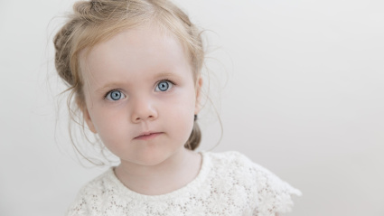 Utilizando una metáfora, ha comparado un átomo con un estadio de fútbol: el núcleo sería un guisante en el centro y los electrones, unos alfileres en las gradas más lejanas.