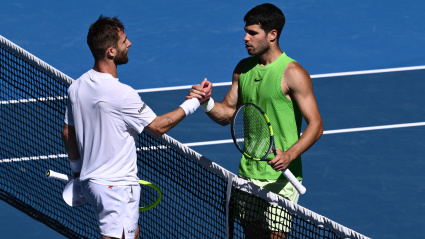 Corentin Moutet felicita a Carlos Alcaraz tras su victoria en la tercera ronda en Melbourne.