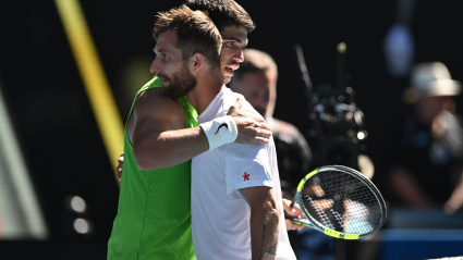 Alcaraz y Moutet se abrazan tras el partido de este viernes en Melbourne.