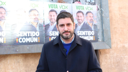 El candidato de VOX Alejandro Nolasco, en la pegada de carteles de esta mañana.