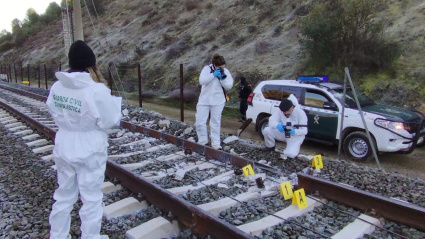 Agentes de la Guardia Civil inspeccionan la vía del tren donde descarrilaron dos trenes de alta velocidad en Adamuz