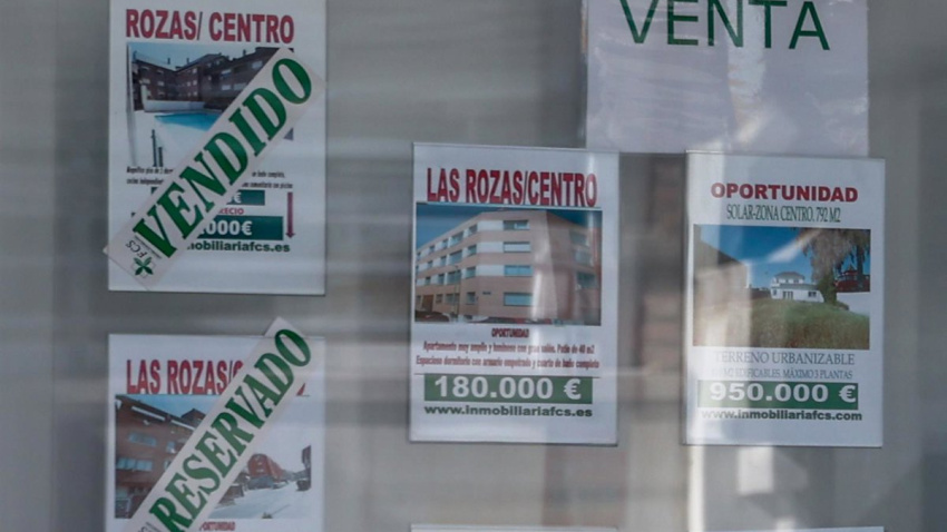 04/08/2023 Escaparate de anuncios de viviendas, a 4 de agosto de 2023, en Madrid (España). La compraventa de vivienda en España disminuye un 6,4% interanual por el retroceso de las operaciones sobre los inmuebles usados, según el Instituto Nacional de Estadística (INE). La compra de vivienda de segunda mano, que fueron las transacciones más numerosas al representar el 80,6% del total, es la que más se ha reducido, con un descenso del 9,7% en comparativa interanual.ECONOMIA Ricardo Rubio - Europa Press