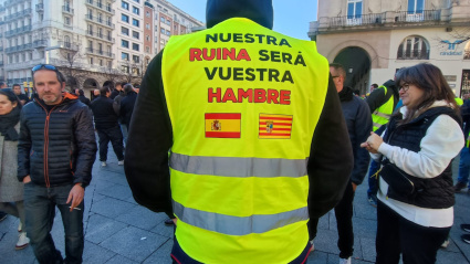 Los trabajadores del campo llegan frente a la sede de la Consejería de Agricultura