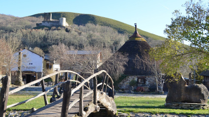 Palloza y Castillo de Balboa (León)